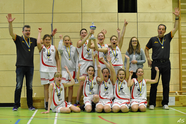 Die Mädchen der U15 sind nach ihrem Sieg gegen den TV Saarlouis Pokalsieger 2014